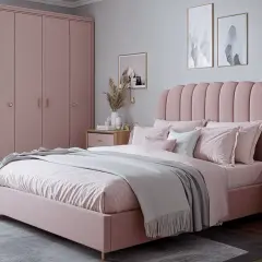 Ein gemütliches Schlafzimmer in Altrosa und Grau. Ein großes Bett mit rosa Bettwäsche, ein Kleiderschrank und Nachttische schaffen eine harmonische Atmosphäre.