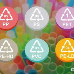 Bunte Plastikstrohhalme mit Recycling-Symbolen. Vorsicht bei PVC (03), da es giftig sein kann.
