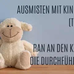 Ein Kuscheltier-Schaf sitzt vor einer blauen Wand. Text: "Ausmisten mit Kindern (Teil 3) Ran an den Kram! Die Durchführung.