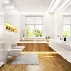 Moderne Badezimmer Ideen mit Holzboden: Dusche, Bidet, Doppelwaschbecken und Badewanne mit Holzverkleidung. Natürliche Beleuchtung durch Fenster.