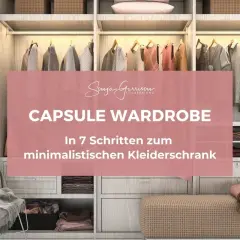 Ein aufgeräumter Kleiderschrank mit einer **capsule wardrobe**. Kleidung ist ordentlich aufgehängt und gefaltet. Ein Hocker mit Decke steht davor.