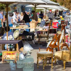 Bunte Sachen vom Flohmarkt: antike Uhren, Vogelkäfige, Möbel und Bilder laden zum Stöbern ein.