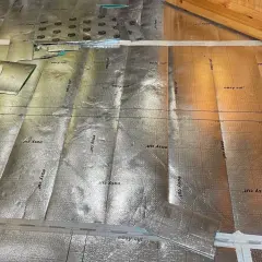Bodenisolierung mit reflektierender Folie, bereit für die Verlegung im Badezimmer. Kork wird später darauf angebracht.