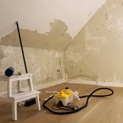Dampf-Tapetenablöser und Leiter bereit zum **Malervlies entfernen**. Die Wände sind teilweise abgerissen.