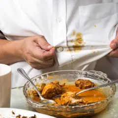 Fettflecken auf weißem Hemd nach dem Essen. Tipps, wie man Fettflecken auf Raufasertapete entfernen kann, sind hier nicht relevant.