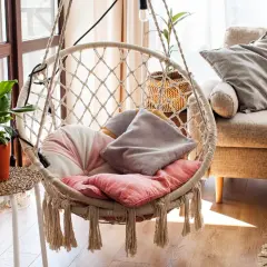 Gemütliche leseecke klein mit Hängesessel, Kissen und Pflanze. Perfekt zum Entspannen.