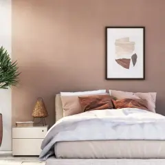 Sanfte Rosatöne und erdige Akzente für deine wandfarben schlafzimmer inspiration. Ein gemütliches Bett mit vielen Kissen und eine grüne Pflanze schaffen Wohlfühlatmosphäre.