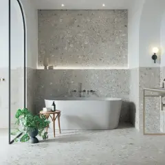 Moderne Badezimmer Fliesen Ideen: Terrazzo-Optik für Boden und Wand, freistehende Wanne, Dusche und Waschtisch.