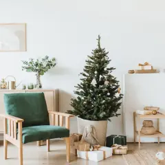 Weihnachtsbaum mit Geschenken und einem Sessel. Zeit, die **Sachen aussortieren** und Platz für Neues schaffen.