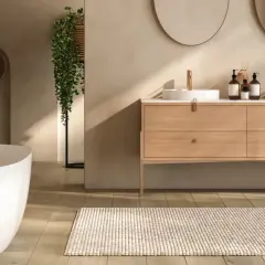 Modernes badezimmer braun creme mit freistehender Wanne, Doppelwaschtisch und Pflanzen.