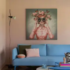 Sanfte Wandfarben im Wohnzimmer harmonieren mit einem blauen Sofa und einem surrealen Kunstwerk.