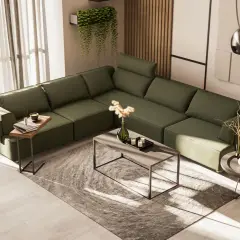 Grünes Ecksofa in einem hellen Raum. Die Sonne wirft Schatten durch die Vorhänge. Was sind warme Farben? Hier nicht zu sehen, aber die Atmosphäre ist gemütlich.