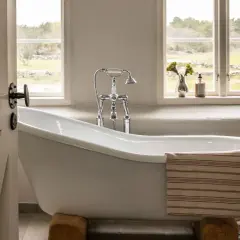 Ein freistehendes Bad mit rustikalem Charme. Hier wird "bad aus alt mach neu" perfekt umgesetzt, mit einer modernen Armatur und einem Handtuch, das Gemütlichkeit ausstrahlt.