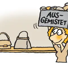Frau trägt Kiste mit "AUS-GEMISTET" über dem Kopf. Auf dem Regal stehen zwei Handtaschen.