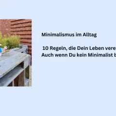 Kleine Figur auf Holztisch, die zum Thema Minimalismus lernen inspiriert. 10 Regeln für ein einfacheres Leben.