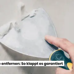 Mit einem Spachtel wird spaltbare Vliestapete entfernt. Die alte Tapete lässt sich so leicht ablösen.