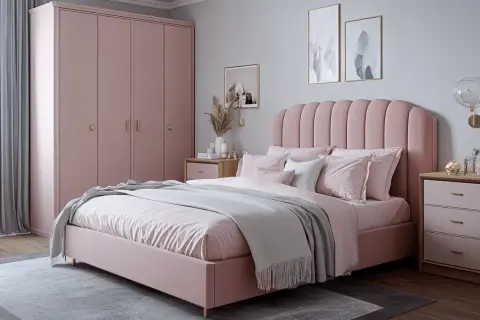 Ein gemütliches Schlafzimmer in Altrosa und Grau. Ein großes Bett mit rosa Bettwäsche, ein Kleiderschrank und Nachttische schaffen eine harmonische Atmosphäre.