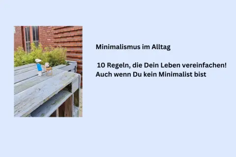 Minimalismus im Alltag: Was braucht man wirklich? Eine kleine Holzfigur sitzt an einem Tisch, umgeben von Grün. 10 Regeln für ein einfacheres Leben.