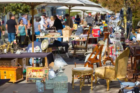 Bunte Sachen vom Flohmarkt: antike Uhren, Vogelkäfige, Möbel und Bilder laden zum Stöbern ein.