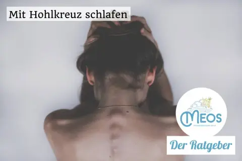 Frau mit Hohlkreuz, die sich die Haare greift. Der Text "Mit Hohlkreuz schlafen" und das Logo "Meos - Der Ratgeber" sind sichtbar.