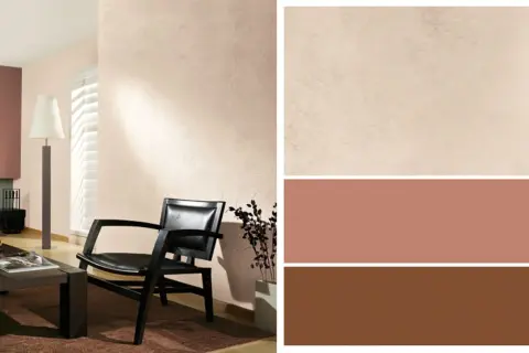 Gemütliche Wandfarbe kombinieren: Ein schwarzer Ledersessel vor einer hellbeigen Wand, daneben Farbfelder in Beige, Rosé und Braun.