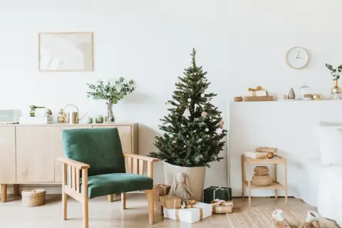 Weihnachtsbaum mit Geschenken und einem Sessel. Zeit, die **Sachen aussortieren** und Platz für Neues schaffen.