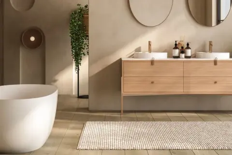 Modernes badezimmer braun creme mit freistehender Wanne, Doppelwaschtisch und Pflanzen.