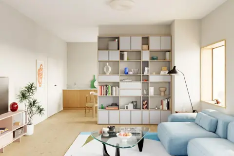 Helle, moderne Wohnung mit einem großen Bücherregal, einem blauen Sofa und einem Glastisch. Perfekte Wohnung Inspo für minimalistisches Design.