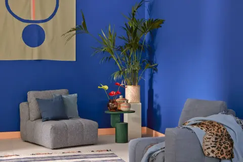Ein gemütliches blaues Zimmer einrichten mit bequemen Sesseln, Pflanzen und Deko.