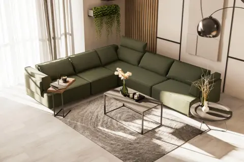 Grünes Ecksofa in einem hellen Raum. Die Sonne wirft Schatten durch die Vorhänge. Was sind warme Farben? Hier nicht zu sehen, aber die Atmosphäre ist gemütlich.