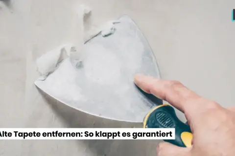 Mit einem Spachtel wird spaltbare Vliestapete entfernt. Die alte Tapete lässt sich so leicht ablösen.