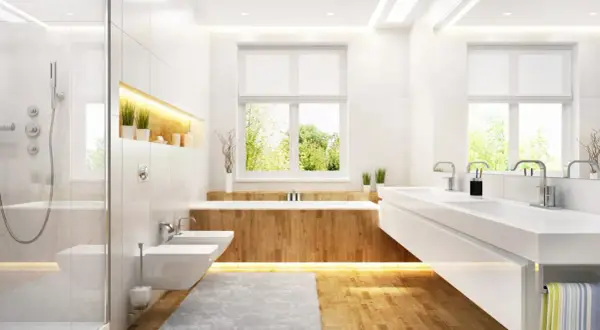 Moderne Badezimmer Ideen mit Holzboden: Dusche, Bidet, Doppelwaschbecken und Badewanne mit Holzverkleidung. Natürliche Beleuchtung durch Fenster.