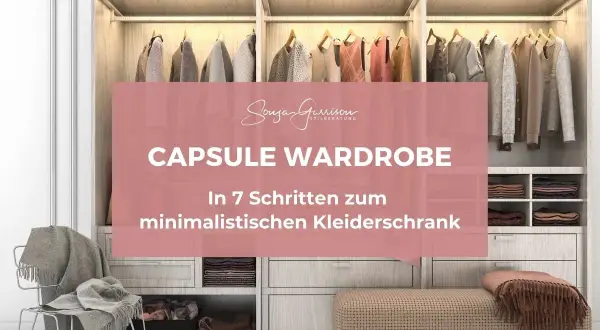 Ein aufgeräumter Kleiderschrank mit einer **capsule wardrobe**. Kleidung ist ordentlich aufgehängt und gefaltet. Ein Hocker mit Decke steht davor.