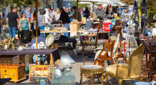 Bunte Sachen vom Flohmarkt: antike Uhren, Vogelkäfige, Möbel und Bilder laden zum Stöbern ein.