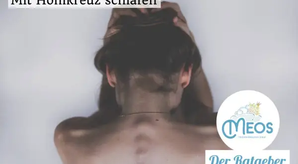 Frau mit Hohlkreuz, die sich die Haare greift. Der Text "Mit Hohlkreuz schlafen" und das Logo "Meos - Der Ratgeber" sind sichtbar.