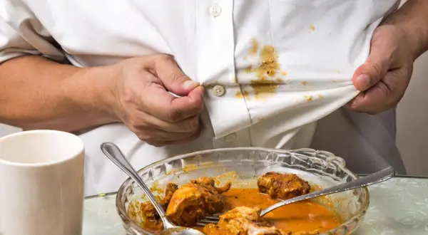 Fettflecken auf weißem Hemd nach dem Essen. Tipps, wie man Fettflecken auf Raufasertapete entfernen kann, sind hier nicht relevant.