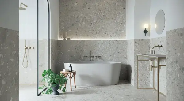 Moderne Badezimmer Fliesen Ideen: Terrazzo-Optik für Boden und Wand, freistehende Wanne, Dusche und Waschtisch.