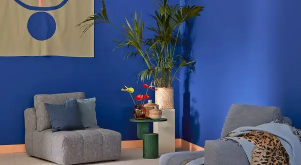 Ein gemütliches blaues Zimmer einrichten mit bequemen Sesseln, Pflanzen und Deko.