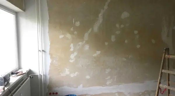 Vorbereitung für das selbst tapezieren: Wand ist vorbereitet, Werkzeug und Eimer stehen bereit.