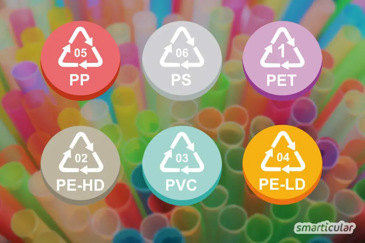 Bunte Plastikstrohhalme mit Recycling-Symbolen. Vorsicht bei PVC (03), da es giftig sein kann.