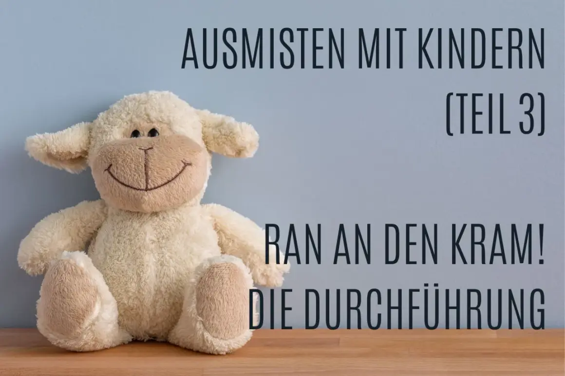 Ein Kuscheltier-Schaf sitzt vor einer blauen Wand. Text: "Ausmisten mit Kindern (Teil 3) Ran an den Kram! Die Durchführung.