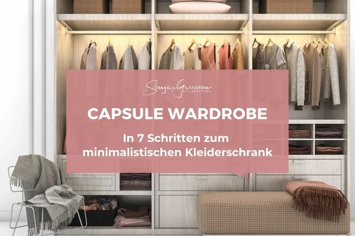 Ein aufgeräumter Kleiderschrank mit einer **capsule wardrobe**. Kleidung ist ordentlich aufgehängt und gefaltet. Ein Hocker mit Decke steht davor.