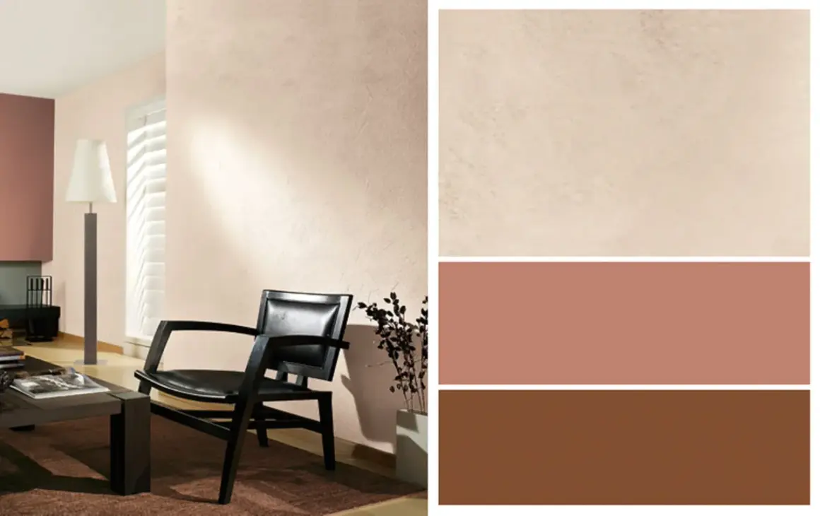 Gemütliche Wandfarbe kombinieren: Ein schwarzer Ledersessel vor einer hellbeigen Wand, daneben Farbfelder in Beige, Rosé und Braun.