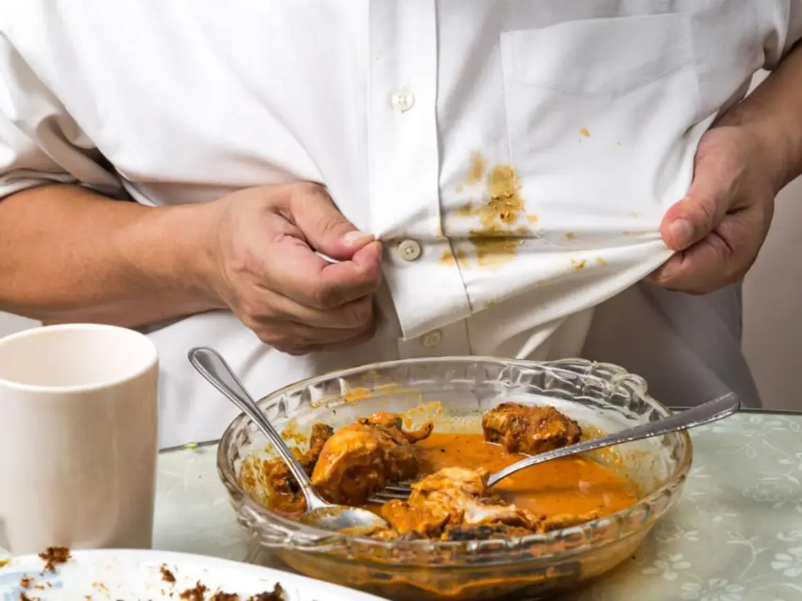Fettflecken auf weißem Hemd nach dem Essen. Tipps, wie man Fettflecken auf Raufasertapete entfernen kann, sind hier nicht relevant.
