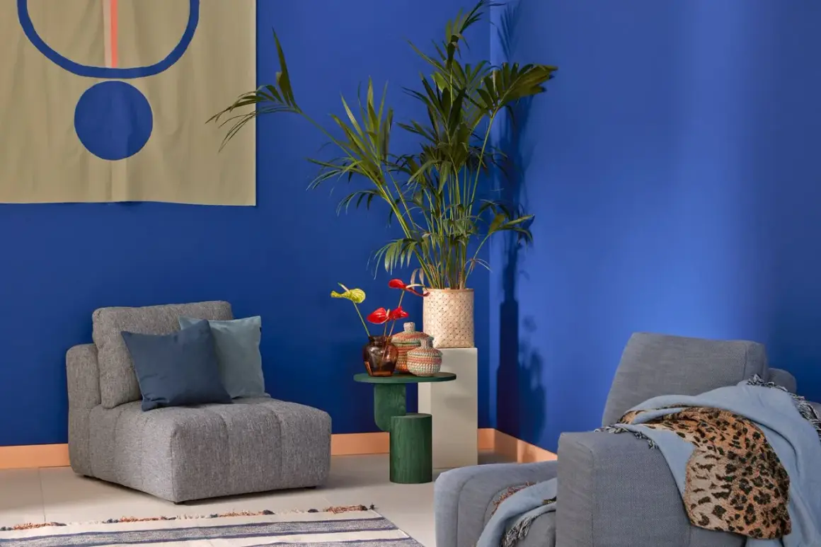 Ein gemütliches blaues Zimmer einrichten mit bequemen Sesseln, Pflanzen und Deko.