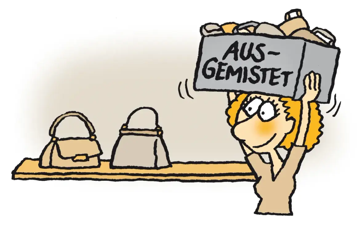 Frau trägt Kiste mit "AUS-GEMISTET" über dem Kopf. Auf dem Regal stehen zwei Handtaschen.