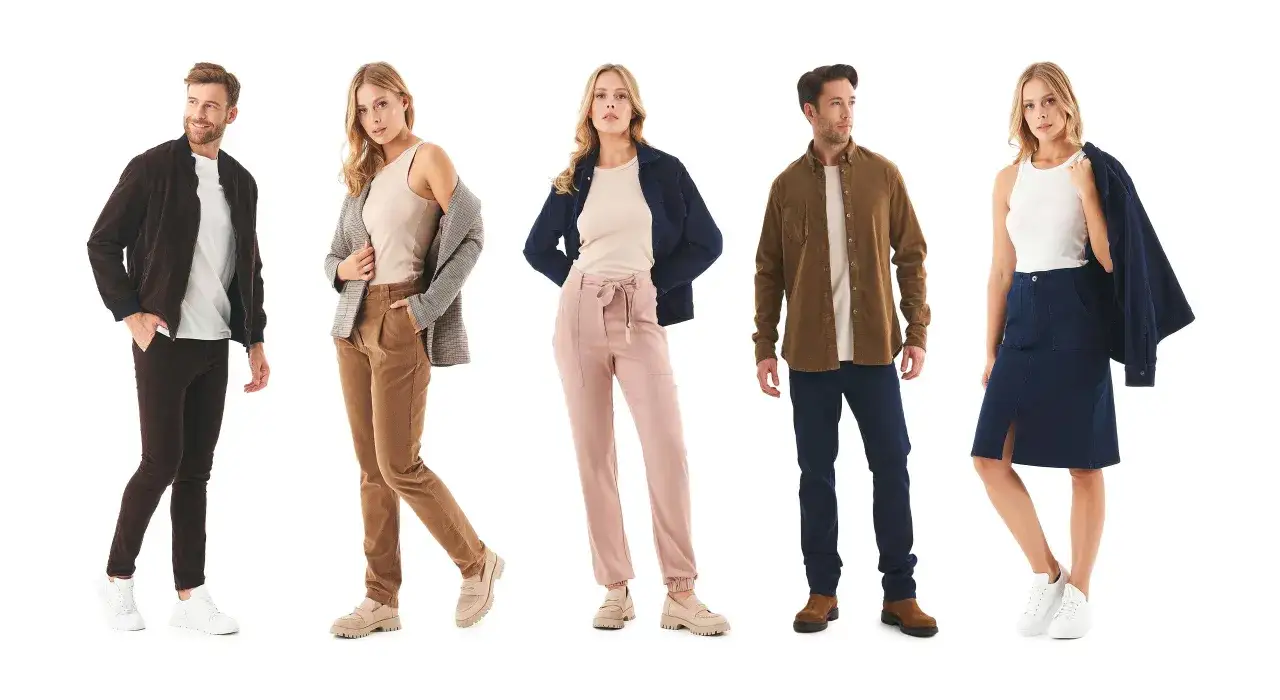 Fünf Models in lässiger Kleidung. Die durchschnittlichen Ausgaben für Kleidung von Frauen sind hier stilvoll dargestellt.