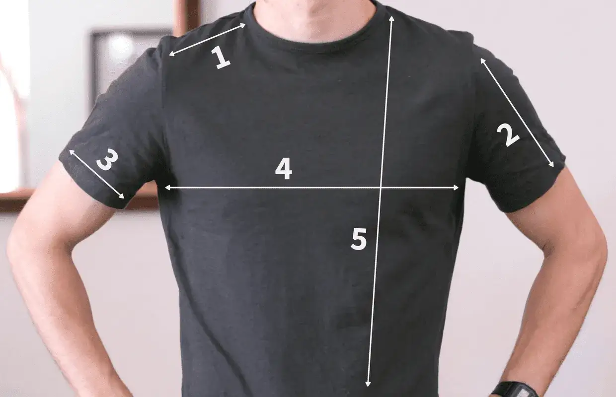 Maßanleitung für T-Shirts: So ermittelst du, wie lang ein T-Shirt sein sollte. Messungen 1-5 zeigen Schulterbreite, Ärmellänge und Brustumfang.
