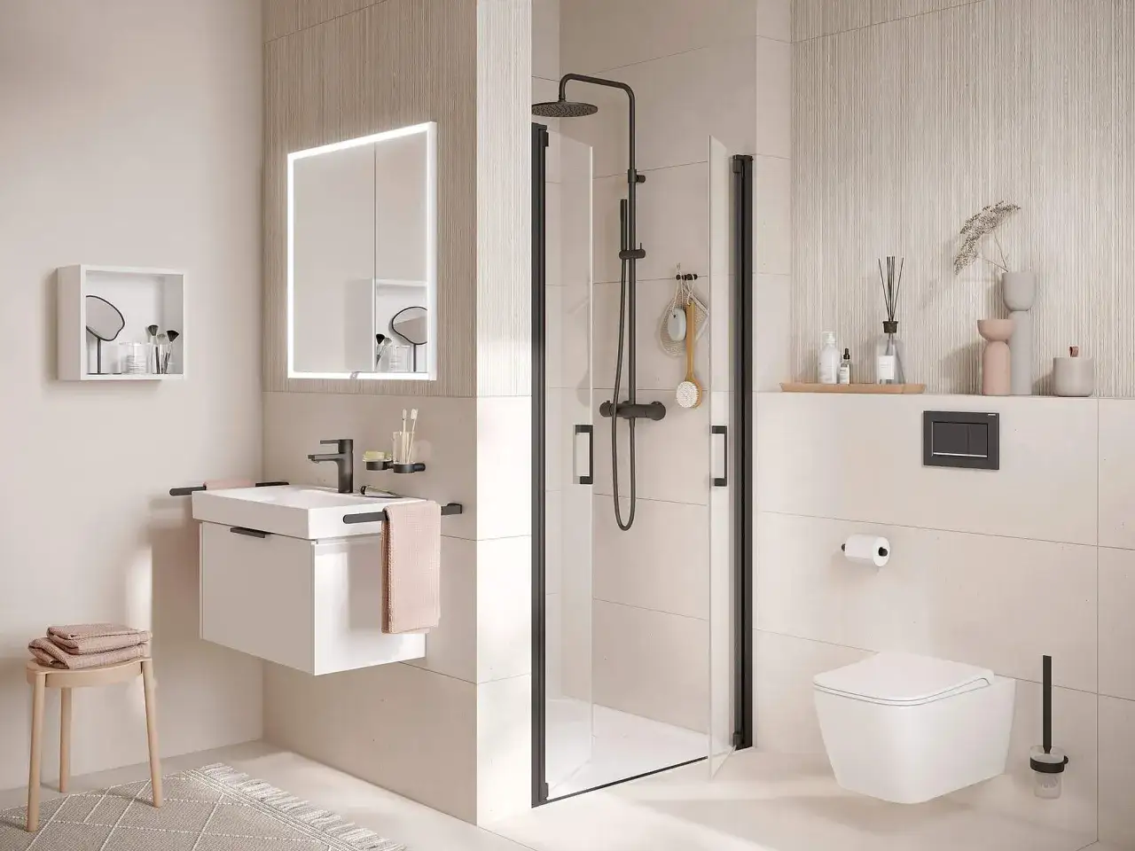 Moderne Badezimmer Aufteilung Ideen: H&auml;ngendes Waschbecken, ebenerdige Dusche mit schwarzem Rahmen, wandh&auml;ngende Toilette und beleuchteter Spiegelschrank.