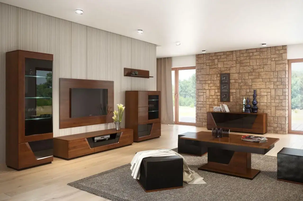Modernes Wohnzimmer mit Holzm&ouml;beln, die warme Wohntrends widerspiegeln. Ein TV-Board, Vitrine und Couchtisch aus dunklem Holz schaffen Gem&uuml;tlichkeit.